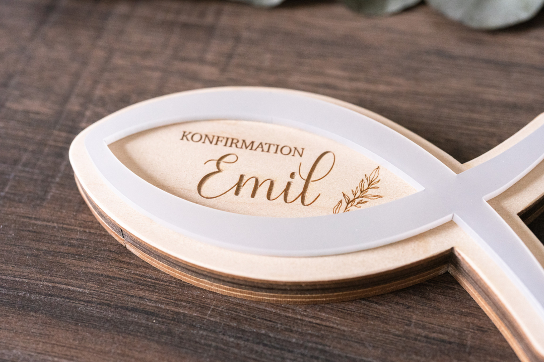 Preview: Lasergravur mit Name auf Acryl-Fisch – individuelles Geldgeschenk zur Taufe aus dem Kreativladen Holzwurm